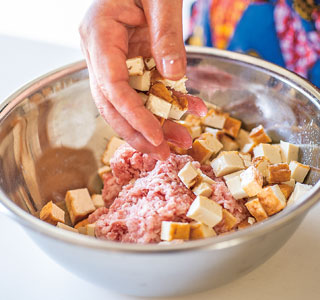 ボウルに挽肉を入れてよく練り、塩・1・片栗粉の順に入れて混ぜます。