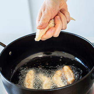 フライパンに5cm高さ程度の油を注いで中火で熱し、2をギュッと握り、スティック状に整えながらフライパンに並べていく。途中で裏返し、両面がきつね色になるまで揚げ焼きにする。
<br>肉は揚げるときに成形するので、切るのも、衣付けのときもラフでOK。