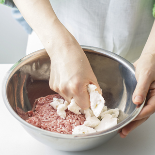 ボウルに挽肉・Ａを入れ、はんぺんをつぶしながら加え、全体に粘りが出るまで練る。もやし、にらを加えてさらに混ぜる。<br>
<b>＜POINT＞ </b>つなぎにはんぺんを使うことで肉だねがまとまりやすく、風味もアップします！