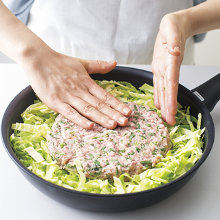 フライパンに1のキャベツを均一に広げ、その上に2のたねを円盤状に広げる。