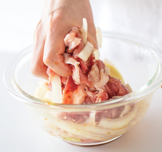 豚肉は食べやすい大きさに切り、玉ねぎは横に1cm幅に切ります。ボウルに和風ドレッシングを入れ、豚肉・玉ねぎを加えてよくもみ込みます。