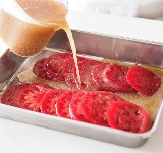 トマトは薄く輪切りにし、合わせたＡにつけて冷蔵庫で30分以上しっかり冷やします。