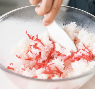 ボウルにご飯と紅しょうがを入れて混ぜ合わせる。丼によそい、水気を切ったキャベツを敷き、3をのせ、温泉卵・刻みのり・白ごまをトッピングする。