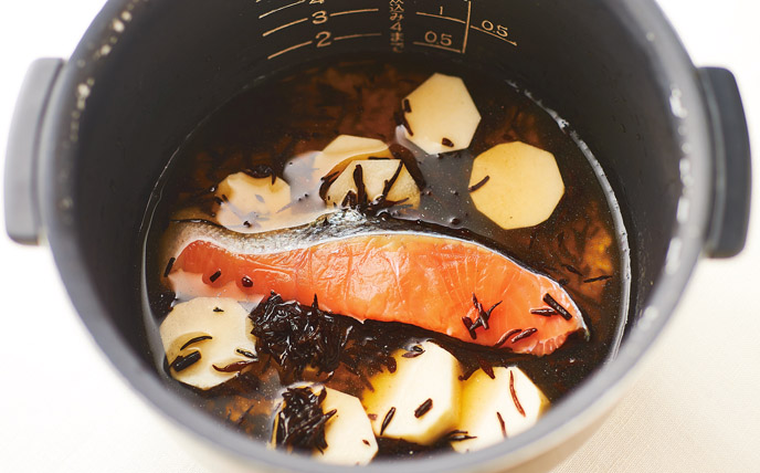 炊飯器に米・Ａを入れてさっと混ぜ、塩鮭・さといも・ひじきをのせて炊飯します。<br>炊き上がったら鮭の骨を取り除き、ほぐしながら全体をさっくりと混ぜ、茶わんに盛って小ねぎをのせます。