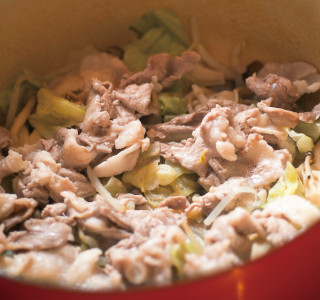2に豚肉を加えて、さらに2分ほど蒸し、器に盛り付け3をかけて、大葉･いりごまをトッピングする。