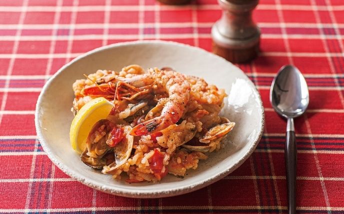 <strong>〆はコレ♪ パエリア</strong><br>
米（160g・材料外）を洗い、ざるに上げて30分おく。鍋に米と残りのスープ（400㎖）と具材を入れて中火にかけ、沸騰したら弱火にしてふたをして15分加熱する。ふたを外して汁気がなくなるまで加熱する。