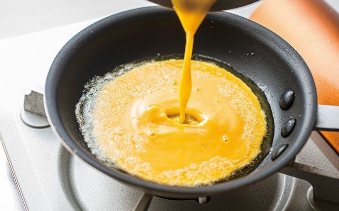 スクランブルエッグの要領で火入れ
小さめのフライパンにバターを入れて中火で熱し、ふつふつと泡立ったら1.を一気に流し入れます。スクランブルエッグを作る要領で、フライパンと菜箸を動かしながら全体を均一に混ぜます。