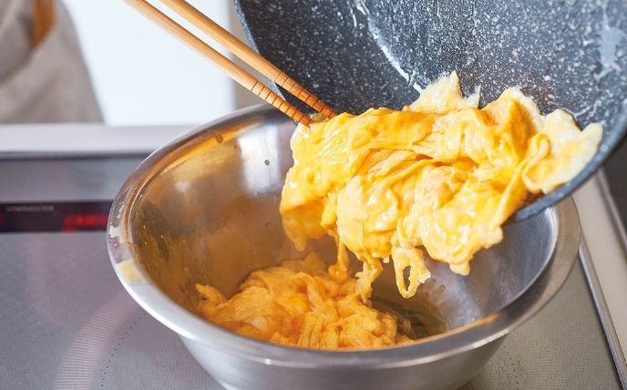 フライパンに油を入れて強めの中火にかけ、卵液を一気に流し入れ中心から外に向かって菜箸で大きく混ぜる。半熟状になったらいったん取り出す。