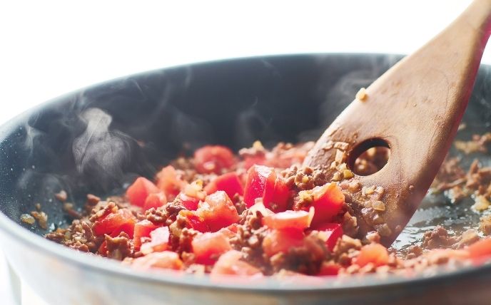 フライパンに油・にんにく・しょうがを入れて弱火で熱し、香りが出たら中火にし、玉ねぎを入れて炒める。しんなりしたら挽肉を加えて炒め、色が変わりポロポロになったらトマトを加える。水分がとぶまでしっかり炒め、カレー粉を加えてさらに炒める。香りが出たら弱火にし、Aを加えて水分がとぶまで5～6分ほど炒め煮にする。