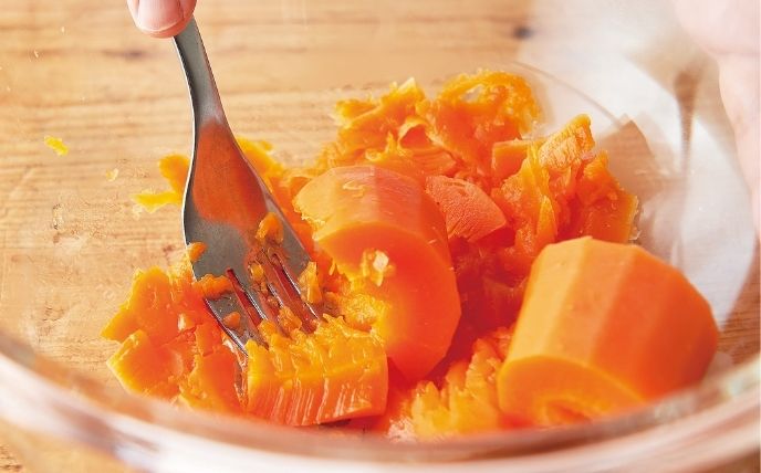 ボウルに1.を入れてフォークでつぶし、バター・塩・温かいご飯を加えて全体を混ぜ合わせる。