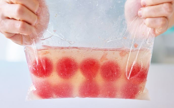 ジッパー付きポリ袋に Aと1.を入れ、空気を抜いて口を閉じ、顆粒だしが溶けるように軽く振り、冷蔵庫で3～4時間ほどおく。<br>
<br>
P O I N T<br>
長時間つけておくと炭酸が抜けてしまうため、食べる時間から逆算して作るのがポイント。小サイズのミニトマト（1個約10g）なら3時間程度、中サイズのミニトマト（1個約15g）なら4時間程度が目安。

