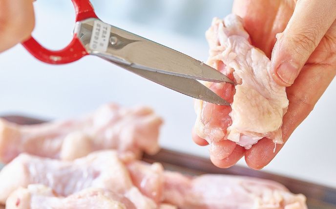 鶏手羽元はキッチンばさみで骨に沿って縦に切り目を3カ所入れる。
<br>
じゃがいもは皮をむいて縦に十字に切る。みょうがは縦半分に切る。梅干しは果肉をちぎり、種は取っておく。
<br>
P O I N T<br>
はさみで切り目を入れると、炭酸が肉に入り込みやすい！