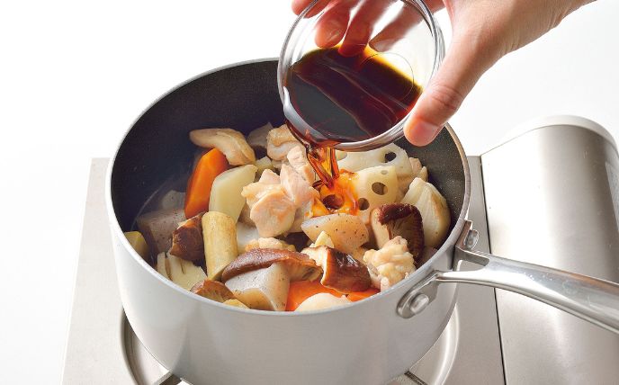 鍋に油を入れて中火で熱し、鶏肉を炒める。色が変わったら、れんこん・ごぼう・にんじん・たけのこ・干ししいたけ・こんにゃくを加えて、さらに炒める。全体に油が回ったらAを加える。