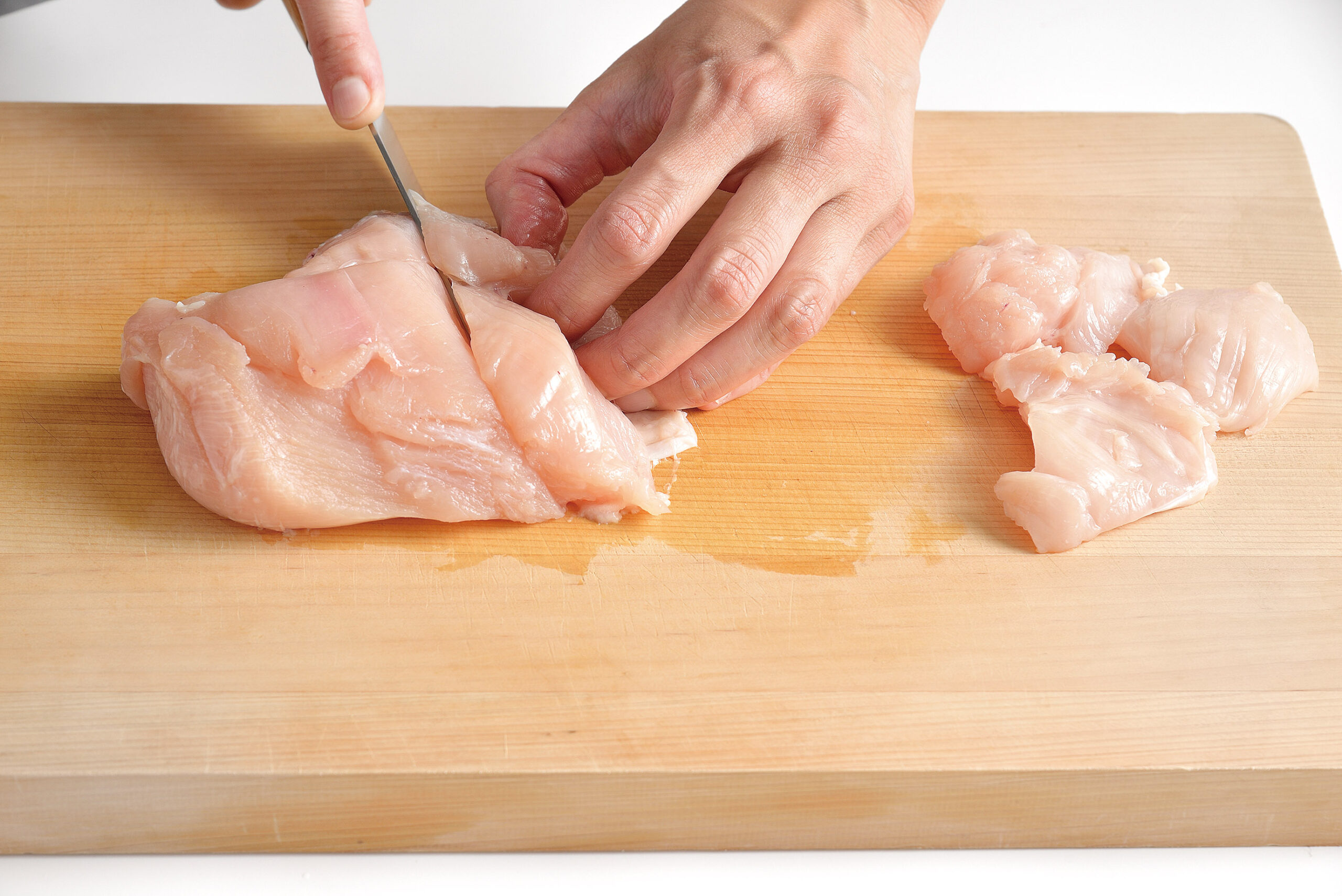 鶏肉は2cm幅のそぎ切りにして、大きければ半分に切る。れんこんは皮をむいて1cm幅の半月切りにし、5分ほど水にさらして水気を拭き取る。水菜は4cm長さに切る。
