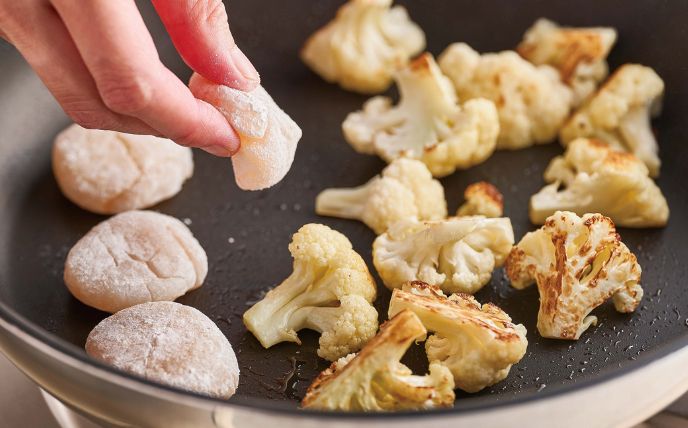 フライパンにオリーブオイルを入れて中火で熱し、カリフラワーを焼く。焼き目が付いて火が通ったらほたてを加えて表面を軽く焼き、Aとバターを加えてからめる。器に盛り付けてベビーリーフを添える。