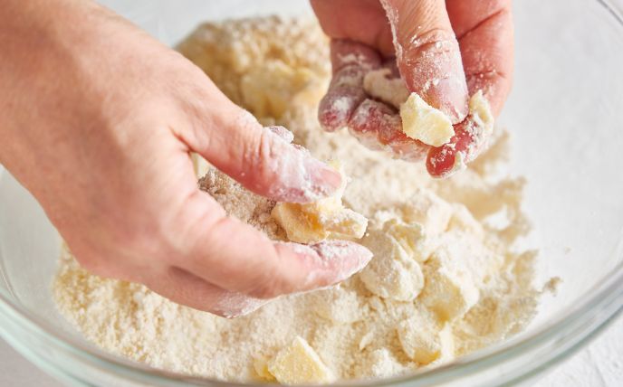 ボウルにBを入れる。手のひらで手早くバターに粉をまぶしながら、ポロポロとしたそぼろ状になるまでつぶす。