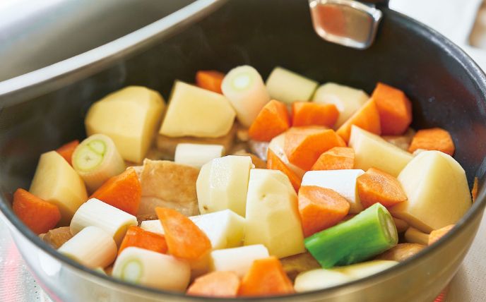 野菜を加えて煮る<br>
2.にじゃがいも・にんじん・長ねぎ・にんにく・Bを加えてふたをして10～12分煮る。じゃがいもに火が通ったらふたをずらして、さらに約5分煮る。鍋底の煮汁に塩を溶かして、全体を大きく混ぜて煮汁を絡め、器に盛って粗びき黒こしょうをふる。