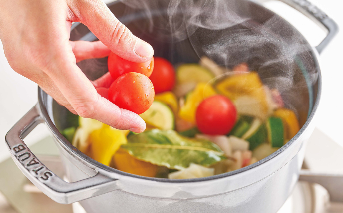 蒸し煮にする<br>
鍋にミニトマトを除いた1.とAを入れてふたをし、中火にかける。蒸気が出てきたら弱火にし、10分ほど蒸し煮にする。ミニトマトを加え、さらに5分ほど煮込む。