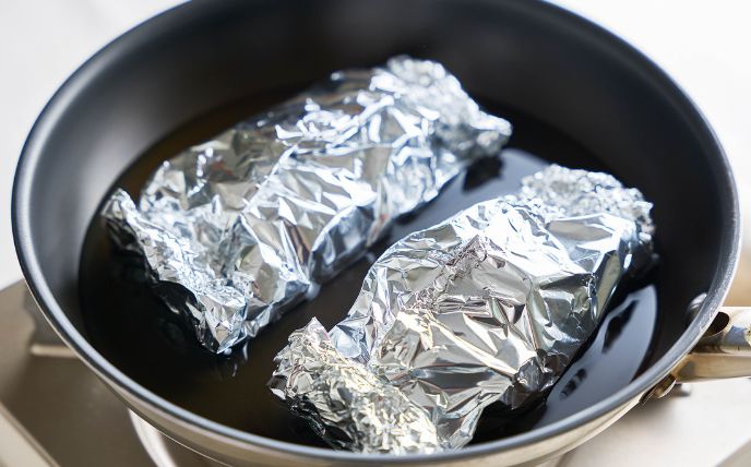 水を注いでふたをし、中火にかける。沸騰したら弱火にし、火が通るまで10分ほど蒸し焼きにする。器に盛り付けて、Aをかけていただく。