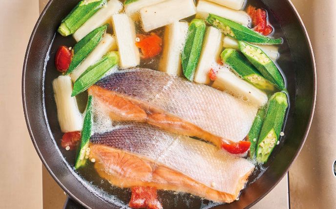煮汁で鮭と野菜を煮る<br>
　フライパンにAを煮立て、ちぎった梅干し・骨を取った鮭・1.を入れる。ふたをして、再び煮立ったら弱火にし、火が通るまで8分ほど煮る。