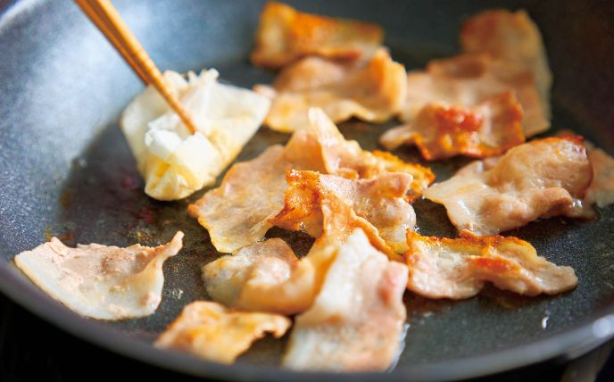 豚肉は3～4cm長さに切る。フライパンに油を薄く引き、豚肉を入れて中火でほぐしながら炒め、色が変わったら余分な脂をキッチンペーパーで拭き取る。カリカリになるまで5～6分焼く。
