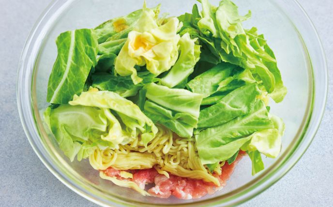 豚肉を切り、下味を付ける<br>
　豚肉は一口大に切って耐熱ボウルに入れ、塩・こしょう・レモン汁・ごま油をもみ込む。