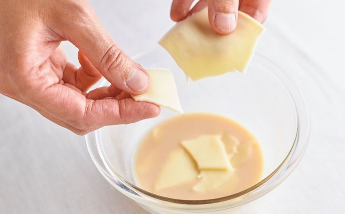 みそチーズソースを作る<br>
　耐熱ボウルに牛乳・みりん・みそを入れてよく混ぜ、チーズをちぎりながら加える。
ふんわりとラップをして電子レンジ（600W）で1分ほど加熱し、よく混ぜる。2.にかける。