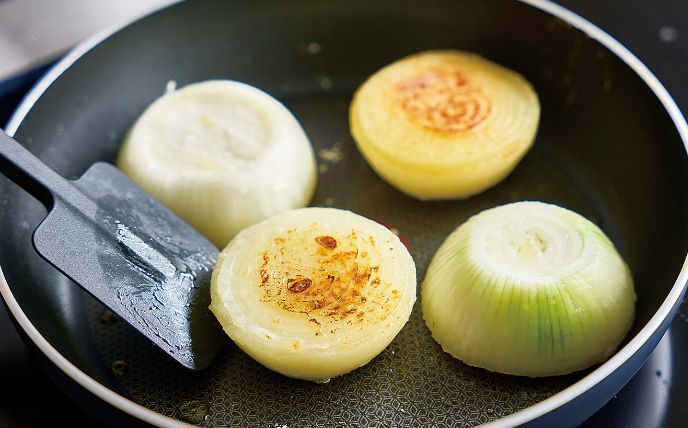 玉ねぎを焼く<br>
フライパンにオリーブオイルを熱し、1.を入れて弱めの中火でふたをして約10分焼く。裏返して水大さじ3（材料外）を加え、再度ふたをして8～10分焼き、器に盛る。