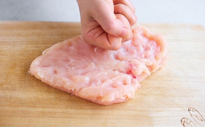 鶏肉をやわらかくするために、厚い部分を中心にこぶし（または空き瓶、麺棒など）で30回ほどたたき、一口大のそぎ切りにして片栗粉を薄くまぶす。玉ねぎは1cm幅のくし形切り、ブロッコリーは小房に分ける。