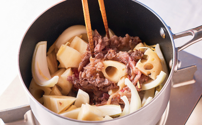 鍋に油を入れて中火で熱し、牛肉を炒める。色が変わったられんこん・玉ねぎ・しょうがを加えて炒め、油がまわったらAを加える。煮立ったらアクを取って弱火にし、落としぶたをして約15分煮る。火が通ったら中火にして、汁気が少なくなるまで2～3分煮詰める。盛り付けて小ねぎを散らす。
