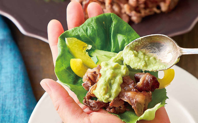 野菜と肉・2.をサラダ菜にのせ、包んでいただく。