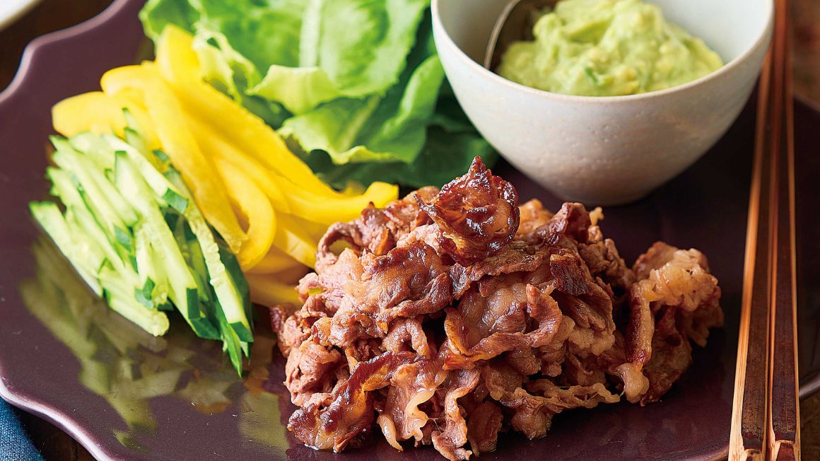 牛肉の葉っぱ巻きアボカドヨーグルトソース