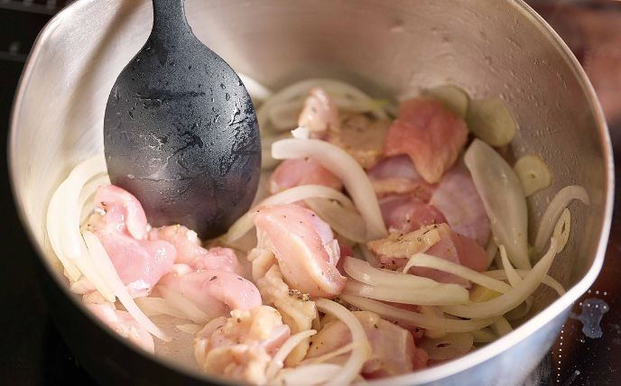 鍋にオリーブオイルを入れて中火で熱し、玉ねぎとにんにくを炒め、鶏肉を入れて焼き色を付ける。水とコンソメ・かぼちゃ・しめじ・マカロニを加え、ときどき混ぜながらふたをして約10分煮る。