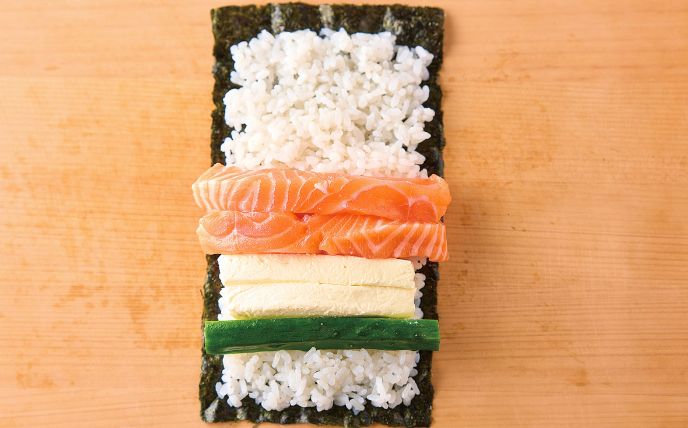 ご飯の手前側2cmのところに具材をかたい順に並べる。