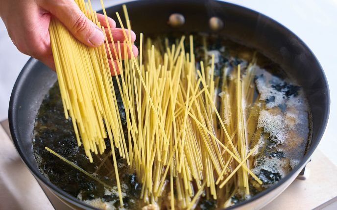 フライパンにオリーブオイルを入れて中火で熱し、挽肉を炒める。色が変わってポロポロになったらAを加え、煮立ったらのり・スパゲッティを加えて混ぜる。