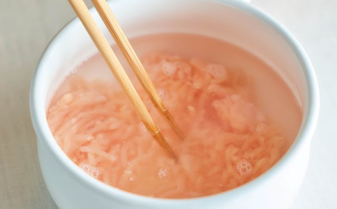 鍋に挽肉・Aを入れてほぐし、中火にかける。沸騰したらアクを取り、春菊・長ねぎ・しょうがを入れて4～5分煮る。<br>しんなりしたらナンプラー・こしょうを入れてさっと煮て、混ぜ合わせたBを加えてとろみを付ける。