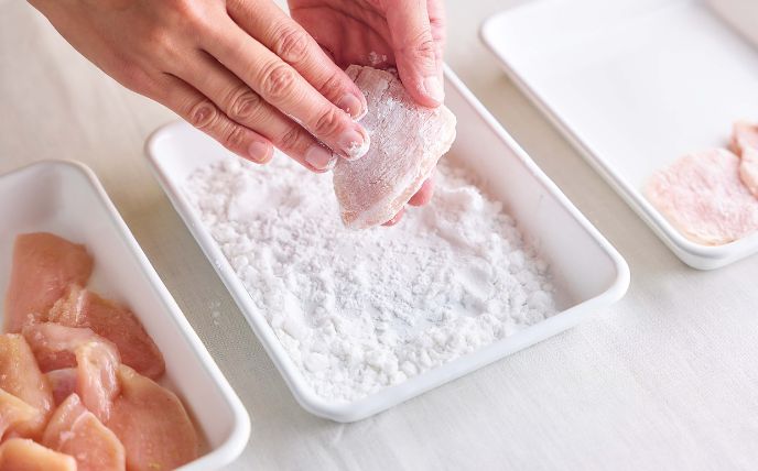 鶏肉は皮を取り除いて一口大のそぎ切りにし、塩・こしょうをふって片栗粉をまぶす。<br>にらは3～4mm幅の小口切りにする。梅干しは種を取ってたたく。