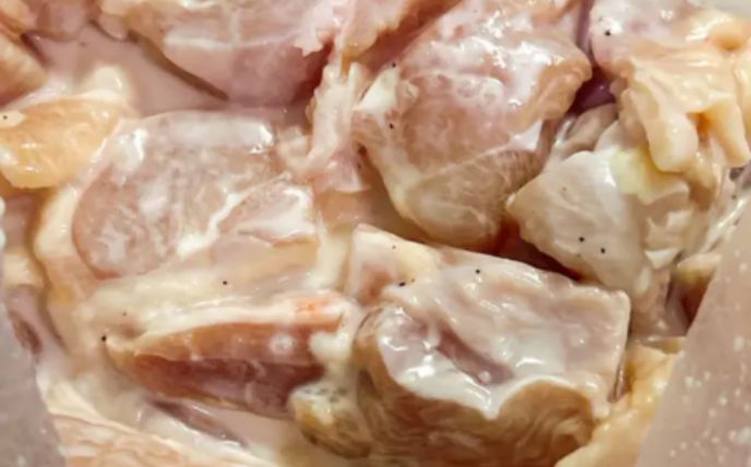 【下準備】鶏もも肉は5cm角切りにする。牛乳50cc、にんにくと一緒にポリ袋に入れ軽くもみ込み、冷蔵庫で2時間ほど漬け込む。