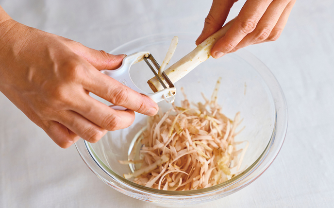ツナ缶は汁気を切る。ごぼうとにんじんはピーラーで7～8cm長さの薄切りにし、ごぼうは水にさらして水気を切る。しょうがは千切りにする。