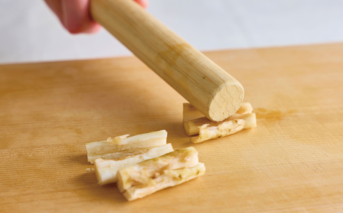 ぶりは一口大に切って塩とこしょうをふり、小麦粉をまぶす。ごぼうは5cm長さのぶつ切りにしてめん棒などでたたき水にさらして水気を切る。パプリカは一口大に切る。バットなどにAを混ぜ合わせておく。
