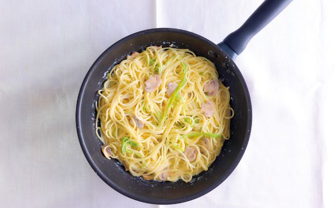 フライパンでAを煮立たせて、スパゲッティを入れる。少しずつフライパンの中に入れて混ぜ、全体がスープに浸ったらふたをして弱火で5分煮る。アスパラガス・マッシュルーム・Aを加えてさらに4分ほど煮る。
