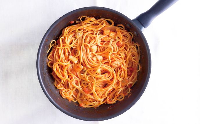 煮立ったらスパゲッティを入れて混ぜ、全体がスープに浸ったらふたをして弱火で約9分煮る。

