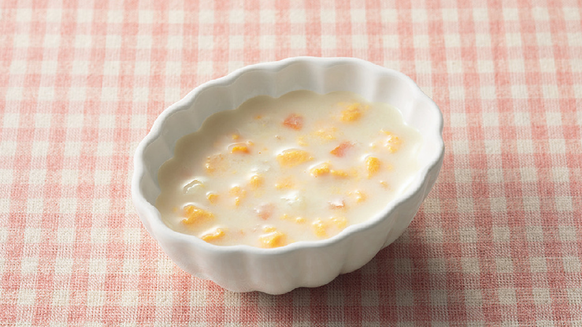 <strong>たまご(卵黄)クリームスープ</strong></br>
1. ホワイトソース(1個)を包材の表示通りにレンジ加熱する。</br>
2. 1と調乳したミルク(大さじ１)、かたゆで卵の黄身(1個分)を小鍋に入れ、フォークなどでかたゆで卵の黄身をつぶす。中火にかけてひと煮たちさせる。