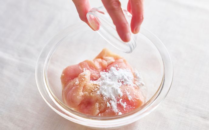 鶏肉は一口大のそぎ切りにしてA※をもみ込む。玉ねぎは1.5cm幅のくし形切り、アスパラガスは斜め切りに。たけのこは3等分に切り、1cm幅の薄切りにする。<br>
※肉に片栗粉と調味料をもみ込んでおくことで、味がしみ込みやすくなります。片栗粉が水分やうま味を閉じ込め、しっとりとした仕上がりになります。
