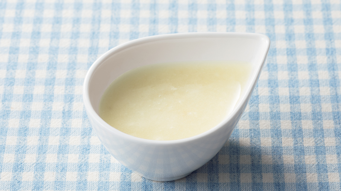 <strong>白身魚とじゃがいものとろとろ</strong></br>
1.じゃがいも(20g)は薄いいちょう切りにして小鍋に入れ、かぶる程度の水を加えて火にかける。煮立ったらおさかなだけのパラパラミンチ(小さじ１)を加え、じゃがいもがやわらかくなるまで煮る。</br>
2. 1を茶こしにあげて湯を切り、すり鉢に入れてだし汁(大さじ１と1/2)を少しずつ加えながらとろとろになるまですりつぶす。
