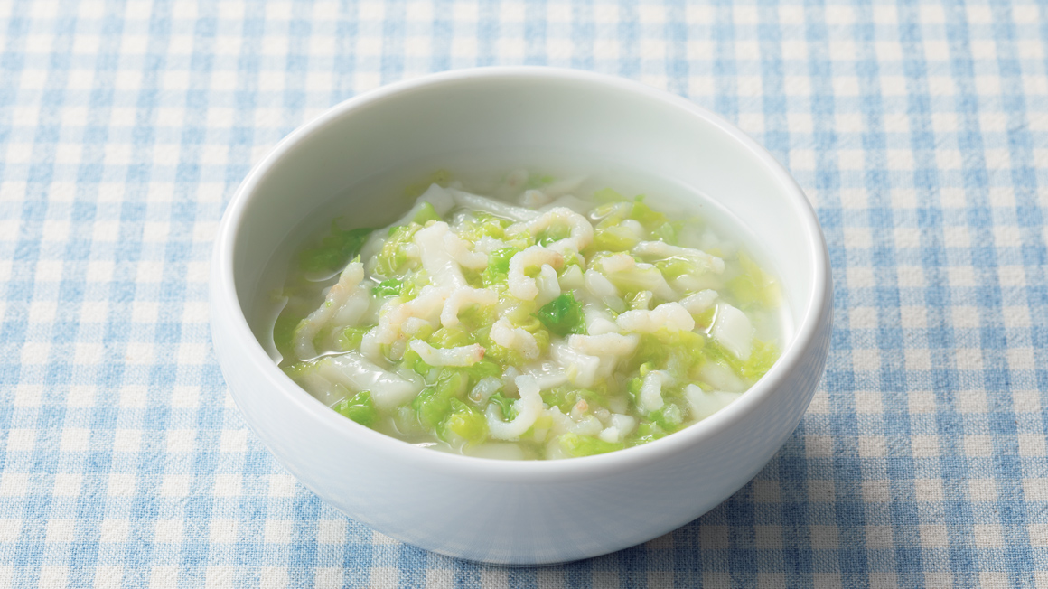 <strong>白身魚と白菜のうどん</strong></br>
1. 白菜(葉先)(5g)、ゆでうどん(20g)は細かく刻む。</br>
2. 小鍋にだし汁(1/3カップ)、おさかなだけのパラパラミンチ(10g)、1を入れて中火にかけやわらかく煮る。
